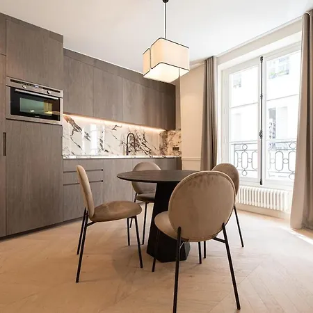 Relax In A Charming Flat In Le Marais * Parijs